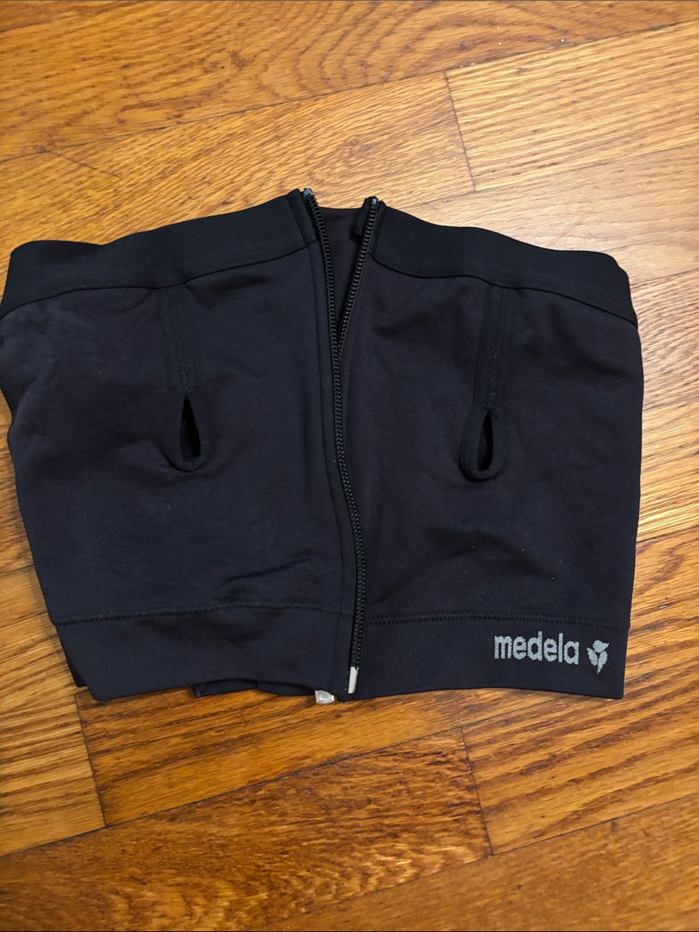 Medela Black Front-Zip Hands-Free Pumping Bra with Dual Openings